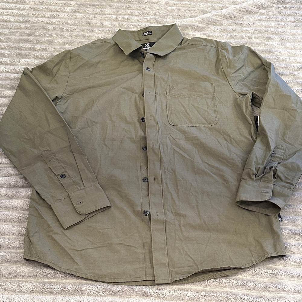 NWT men’s green Volcom medium button down shirt